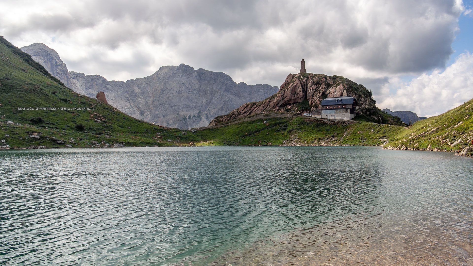 Il rifugio austriaco sulla sponda opposta del lago