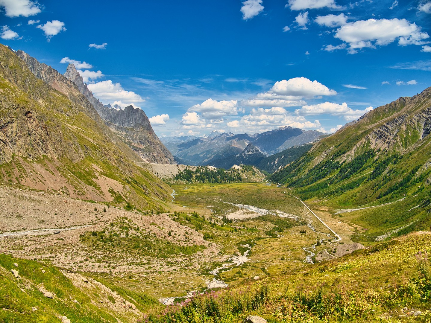 La vista da sotto al rifugio lungo la valle.